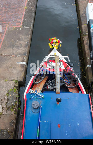 Eine schöne 15-04, die Lilie, wartet an Aston Top Nr. Sperre! Und dann durch und aus den Erträgen, eine Frau übernimmt das Ruder, während ein Mann arbeitet die Sperre, Aston Birmingham, Großbritannien Stockfoto