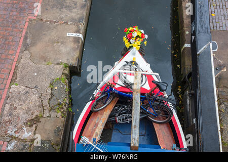 Eine schöne 15-04, die Lilie, wartet an Aston Top Nr. Sperre! Und dann durch und aus den Erträgen, eine Frau übernimmt das Ruder, während ein Mann arbeitet die Sperre, Aston Birmingham, Großbritannien Stockfoto