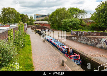 Eine schöne 15-04, die Lilie, wartet an Aston Top Nr. Sperre! Und dann durch und aus den Erträgen, eine Frau übernimmt das Ruder, während ein Mann arbeitet die Sperre, Aston Birmingham, Großbritannien Stockfoto