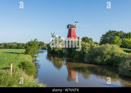 Die historischen Twin Mills, Greetsiel, Krummhoern, Ostfriesland, Deutschland Stockfoto