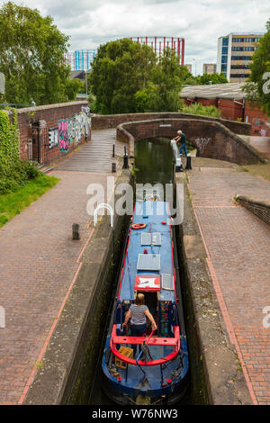 Eine schöne 15-04, die Lilie, wartet an Aston Top Nr. Sperre! Und dann durch und aus den Erträgen, eine Frau übernimmt das Ruder, während ein Mann arbeitet die Sperre, Aston Birmingham, Großbritannien Stockfoto