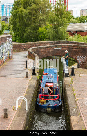 Eine schöne 15-04, die Lilie, wartet an Aston Top Nr. Sperre! Und dann durch und aus den Erträgen, eine Frau übernimmt das Ruder, während ein Mann arbeitet die Sperre, Aston Birmingham, Großbritannien Stockfoto