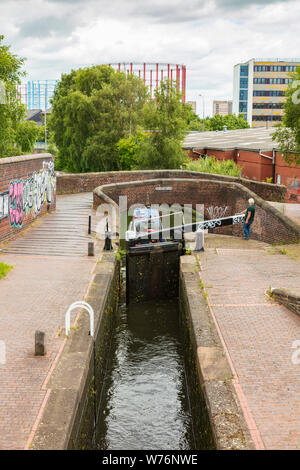 Eine schöne 15-04, die Lilie, wartet an Aston Top Nr. Sperre! Und dann durch und aus den Erträgen, eine Frau übernimmt das Ruder, während ein Mann arbeitet die Sperre, Aston Birmingham, Großbritannien Stockfoto