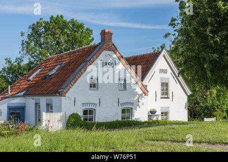 Historische Fischerhäuser in Greetsiel, Krummhoern, Ostfriesland, Niedersachsen, Deutschland Stockfoto