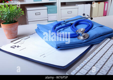 Eine medizinische Stethoskop und RX prescription liegen auf einem medizinischen Uniform. Stockfoto