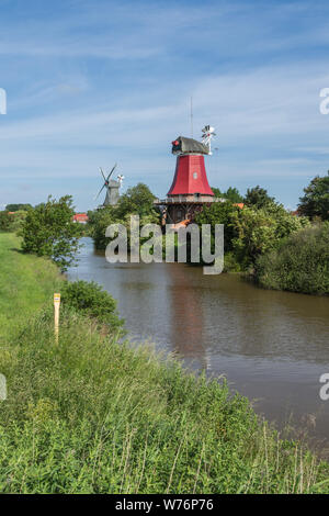 Die historischen Twin Mills, Greetsiel, Krummhoern, Ostfriesland, Deutschland Stockfoto