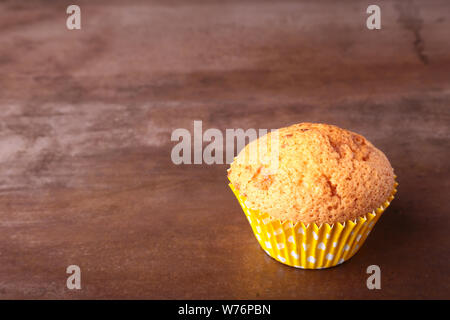 Leckere Schokolade Kuchen, Muffins auf einem weißen Holztisch. Stockfoto