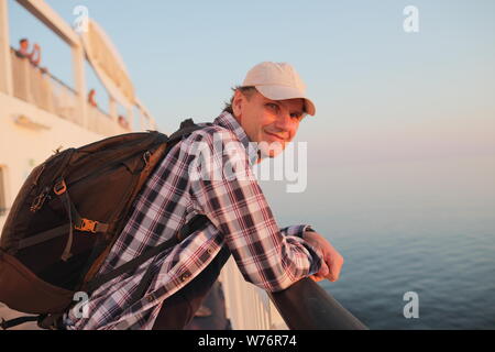 Man bewundert die Sonnenuntergang Meer auf dem Deck eines Kreuzfahrtschiffes Stockfoto