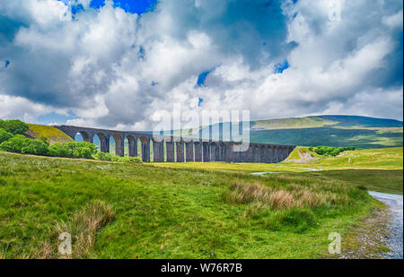 Anzeigen eines grossen alten viktorianischen Eisenbahnviadukt über Tal in ländlichen Landschaft Landschaft panorama Stockfoto