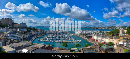 De - Devon: Panoramablick auf den Hafen von Torquay mit Tor Bay im Hintergrund (HDR-Bild) Stockfoto