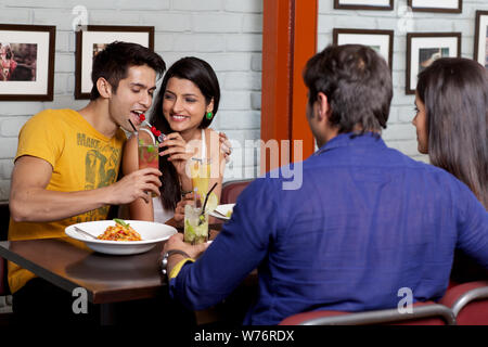 Freunde mit Abendessen in einem restaurant Stockfoto