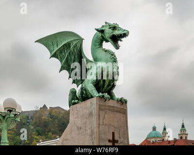 Detail des Drachen Brücke in Ljubljana, Slowenien, an einem Herbsttag, gegen den bewölkten Himmel Stockfoto
