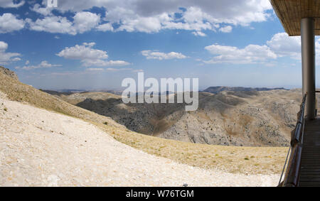 Türkei: Blick von der Panoramaterrasse am Eingang des Nemrut Dagi, wo im Jahr 62 v. Chr. König Antiochos I Theos von Kommagene ein Grab - Heiligtum gebaut Stockfoto