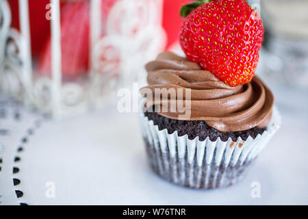 Chocolate Cake mit Erdbeeren auf einem Tisch Stockfoto