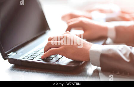 Person team Tippen auf einen modernen Laptop im Büro Stockfoto
