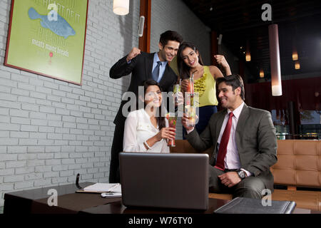 Indische Geschäftsleute mit Party in einem restaurant Stockfoto