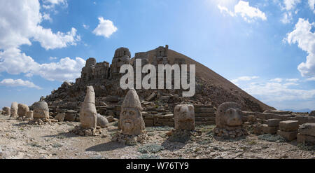 Türkei: Osten Terrasse von Nemrut Dagi, Berg Nemrut, wo im Jahr 62 v. Chr. König Antiochos I Theos von Kommagene ein Grab - Heiligtum von riesigen Statuen flankiert gebaut Stockfoto