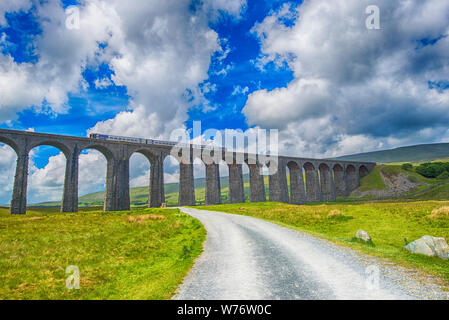 Anzeigen eines grossen alten viktorianischen Eisenbahnviadukt über Tal in ländlichen Landschaft Landschaft Panorama mit dem Zug Stockfoto