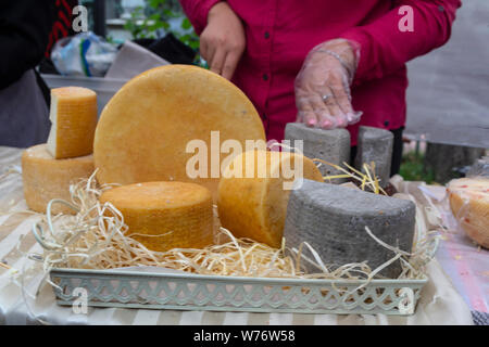 Käse in einem Weidenkorb auf dem Markt begegnen. Essen Stockfoto