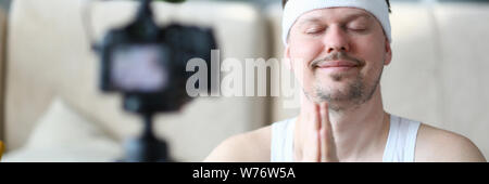 Junge Yoga Mann Aufnahme Sport Blog auf Kamera Stockfoto
