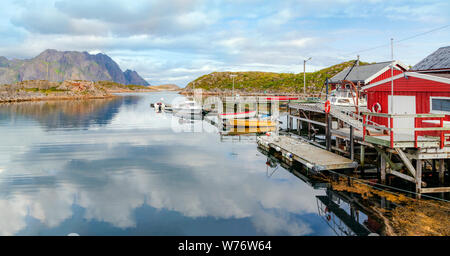 Skrova, einer kleinen Insel Gruppe und Dorf in Vågan Gemeinde in Nordland County, Lofoten Inseln, Norwegen. Stockfoto