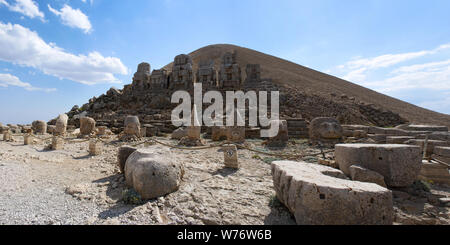 Türkei: Osten Terrasse von Nemrut Dagi, Berg Nemrut, wo im Jahr 62 v. Chr. König Antiochos I Theos von Kommagene ein Grab - Heiligtum von riesigen Statuen flankiert gebaut Stockfoto