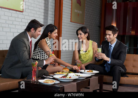 Indische Geschäftsleute mit Party in einem restaurant Stockfoto