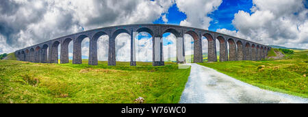 Anzeigen eines grossen alten viktorianischen Eisenbahnviadukt über Tal in ländlichen Landschaft Landschaft panorama Stockfoto