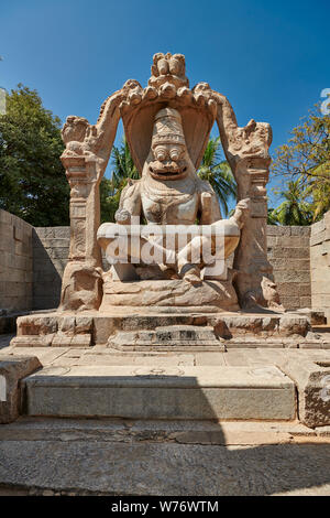 Laksmi Narasimha Tempel, Yoga-Narasimha Monolithen in-situ geschnitzt., Hampi, UNESCO-heritge Website, Karnataka, Indien Stockfoto