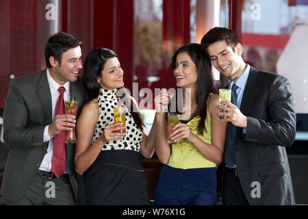 Indische Geschäftsleute mit Saft in einem restaurant Stockfoto