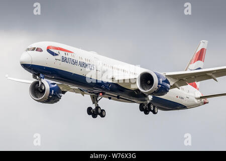 British Airways Boeing 787-9 Dreamliner, Registrierung G-ZBKN, Landung auf August 2 2019 am Flughafen London Heathrow, Middlesex, Großbritannien Stockfoto