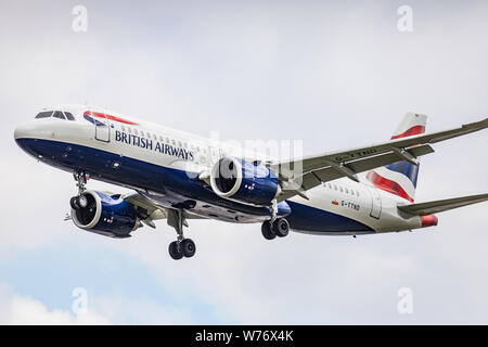 British Airways Airbus A320 NEO, Registrierung G-TTND, Landung auf August 2 2019 am Flughafen London Heathrow, Middlesex, Großbritannien Stockfoto