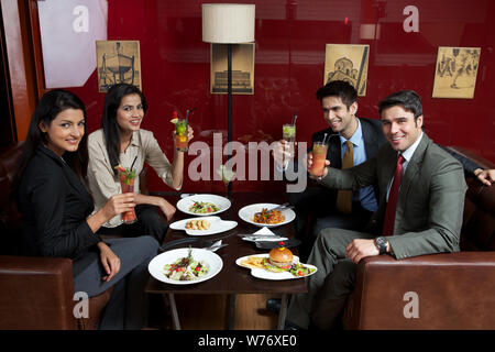 Geschäftsleute, die in einem Restaurant feiern Stockfoto