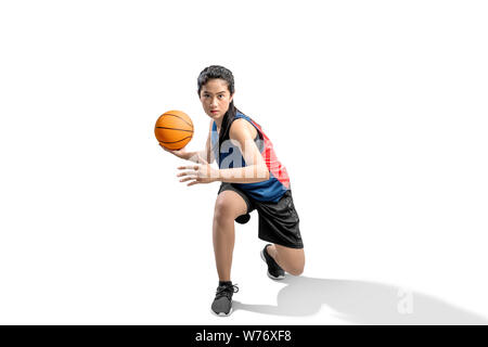 Asiatische Frau basketball Player in Aktion mit der Kugel isoliert auf weißem Hintergrund Stockfoto