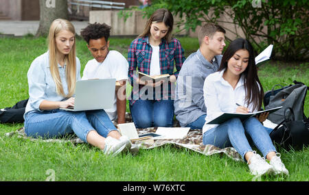 Vorbereitung der Prüfung. Studenten, die in der Hochschule Campus Stockfoto