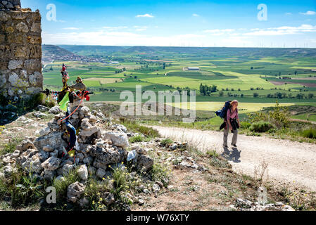 Frau, Pilgrim, von hinten mit einem Rucksack auf dem Camino Frances, der Jakobsweg, zwischen Hontanas und Fromista, Kastilien und León, Castilla y gesehen Stockfoto