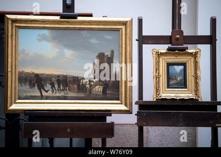 München, Deutschland. 05 Aug, 2019. Die Gemälde "Auf dem Eise' (l, Kopie nach Albert Cuyp, Öl auf Leinwand) und "Postkutsche in den Bergen" (Öl auf Leinwand, um 1900) von Otto Fedder. Die Bilder gehören zu Kunstwerken, die von der Gestapo im November 1938 beschlagnahmt wurden. Die Münchner Sammlungen haben nun die fünf Gemälde zurückgegeben, drei Farbe Gravuren und eine hölzerne Verkleidung an die Erben von Julius und Simone Davidsohn aus München. Credit: Sina Schuldt/dpa/Alamy leben Nachrichten Stockfoto