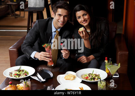 Indische Geschäftsleute mit Abendessen in einem restaurant Stockfoto
