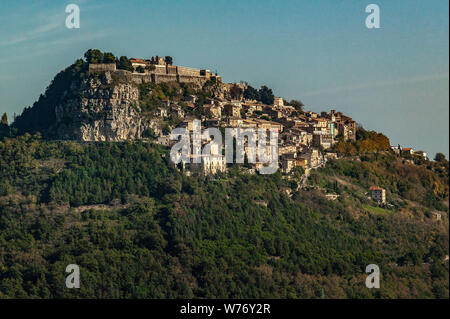 Civitella del Tronto und seine Festung auf dem Hügel. Provinz Teramo, Abruzzen, Italien Stockfoto