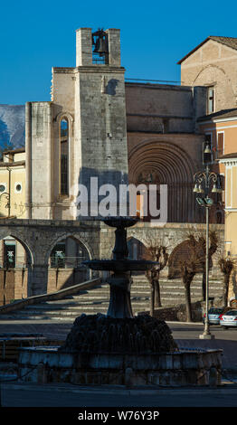 Aquädukt und Chiesa San Francesco della Scarpa, Sulmona Stockfoto