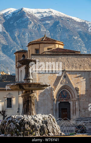 Kirche von San Filippo und der gefrorene Brunnen. Sulmona, abruzzen, italien Stockfoto