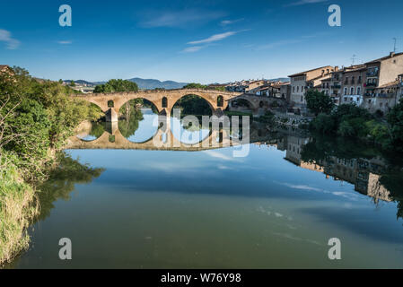 Das Dorf von Puente de la Reina mit seiner romanischen Brücke über den Arga, auf dem Camino Frances, der Jakobsweg, Navarra, Spanien. Stockfoto