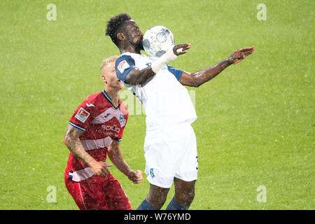 Bochum, Deutschland. 03 Aug, 2019. Silvere GANVOULA (rechts, BO) versus Nils SEUFERT (BI), Aktion, Duellen, Fußball 2. 1. Fussballbundesliga, 2. Spieltag VfL Bochum (BO) - DSC Arminia Bielefeld (BI) 3:3, am 02.08.2019 in Bochum/Deutschland. € | Nutzung der weltweiten Kredit: dpa/Alamy leben Nachrichten Stockfoto