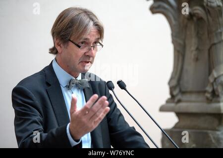 München, Deutschland. 05 Aug, 2019. Bernhard Maaz, Kunsthistorikerin und Generaldirektor der Bayerischen Staatsgemäldesammlungen, spricht auf der Veranstaltung über die Rückgabe von neun NS-Kunst fünf Gemälde geplündert, drei Farbe Gravuren und eine hölzerne Verkleidung durch die Gestapo im November 1938 konfisziert worden war. Die Münchner Sammlungen haben nun die Werke an die Erben von Julius und Simone Davidsohn aus München zurück. Credit: Sina Schuldt/dpa/Alamy leben Nachrichten Stockfoto