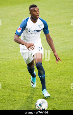 Bochum, Deutschland. 03 Aug, 2019. Armel BELLA - KOTCHAP (BO) mit Kugel, Single Action mit Kugel, Aktion, vollständige Abbildung, Porträt, Fußball 2. 1. Fussballbundesliga, 2. Spieltag VfL Bochum (BO) - DSC Arminia Bielefeld (BI) 3:3, am 02.08.2019 in Bochum/Deutschland. € | Nutzung der weltweiten Kredit: dpa/Alamy leben Nachrichten Stockfoto