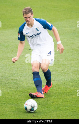 Bochum, Deutschland. 03 Aug, 2019. Simon LORENZ (BO) mit Kugel, Single Action mit Kugel, Aktion, vollständige Abbildung, aufrechte, Fußball 2. 1. Fussballbundesliga, 2. Spieltag VfL Bochum (BO) - DSC Arminia Bielefeld (BI) 3:3, am 02.08.2019 in Bochum/Deutschland. € | Nutzung der weltweiten Kredit: dpa/Alamy leben Nachrichten Stockfoto