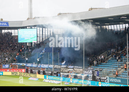 Bochum, Deutschland. 03 Aug, 2019. Bielefeld fans Ende in ihrem Block Pyrotechnik, Rauch, Rauch, Bombe, Ventilator, Ventilatoren, Zuschauer, Fans, Anhänger, ultra, Ultras, Fußball 2. Fussballbundesliga, 2. Spieltag VfL Bochum (BO) - DSC Arminia Bielefeld (BI) 3:3, am 02.08.2019 in Bochum/Deutschland. € | Nutzung der weltweiten Kredit: dpa/Alamy leben Nachrichten Stockfoto