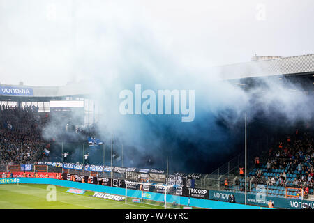 Bochum, Deutschland. 03 Aug, 2019. Bielefeld fans Ende in ihrem Block Pyrotechnik, Rauch, Rauch, Bombe, Ventilator, Ventilatoren, Zuschauer, Fans, Anhänger, ultra, Ultras, Fußball 2. Fussballbundesliga, 2. Spieltag VfL Bochum (BO) - DSC Arminia Bielefeld (BI) 3:3, am 02.08.2019 in Bochum/Deutschland. € | Nutzung der weltweiten Kredit: dpa/Alamy leben Nachrichten Stockfoto