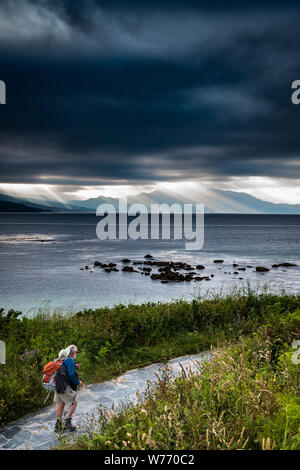 Pilger Ankunft am Kap Finisterre, der das Ende des Camino de Santiago in Spanien. Pilger zu Fuß auf den Weg am Meer entlang, und bewölkter Himmel Stockfoto