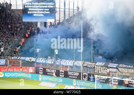 Bochum, Deutschland. 03 Aug, 2019. Bielefeld fans Ende in ihrem Block Pyrotechnik, Rauch, Rauch, Bombe, Ventilator, Ventilatoren, Zuschauer, Fans, Anhänger, ultra, Ultras, Fußball 2. Fussballbundesliga, 2. Spieltag VfL Bochum (BO) - DSC Arminia Bielefeld (BI) 3:3, am 02.08.2019 in Bochum/Deutschland. € | Nutzung der weltweiten Kredit: dpa/Alamy leben Nachrichten Stockfoto